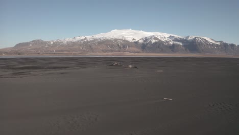 sur de islandia - volando sobre un naufragio de madera - avión no tripulado volando hacia adelante