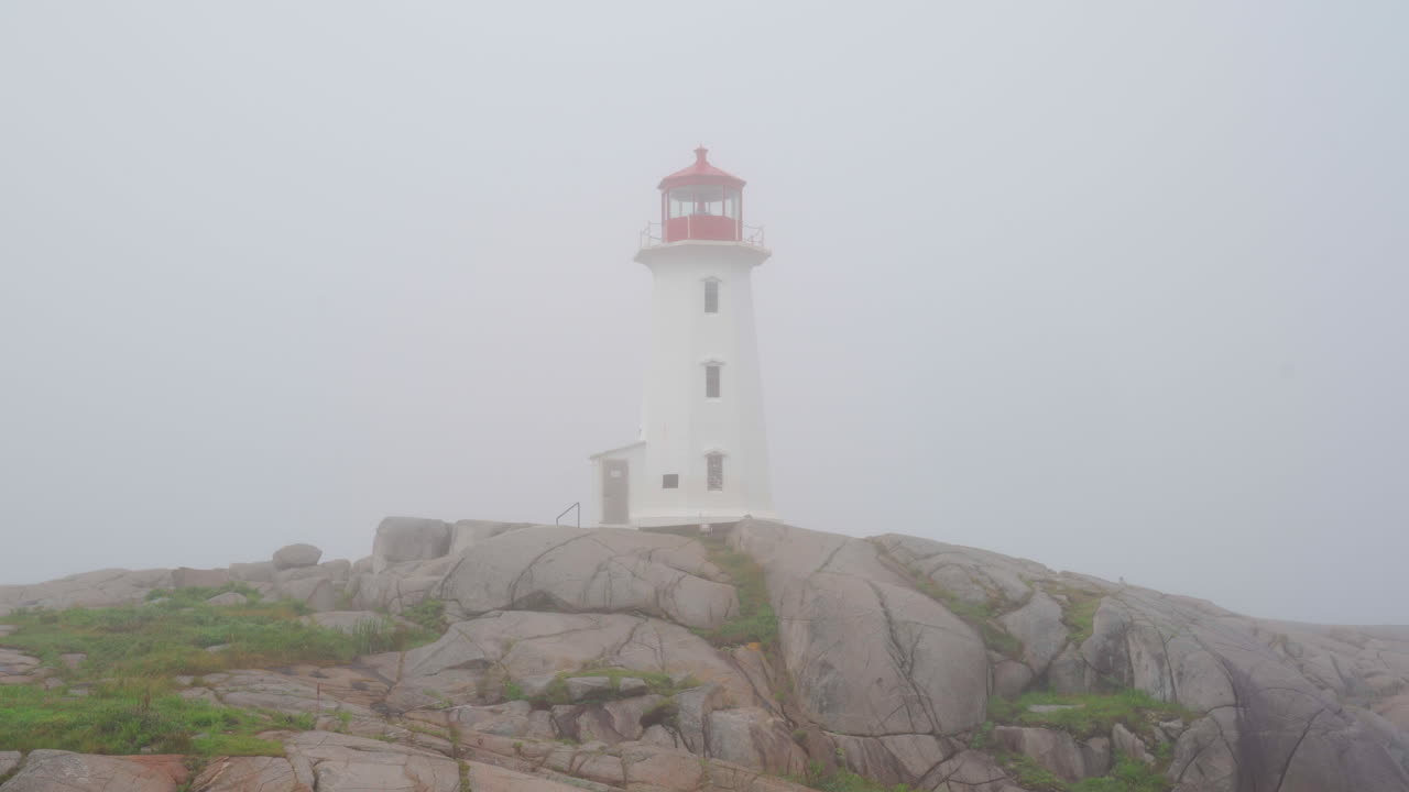 el faro de peggy's cove en nueva escocia, canadá durante una mañana nublada