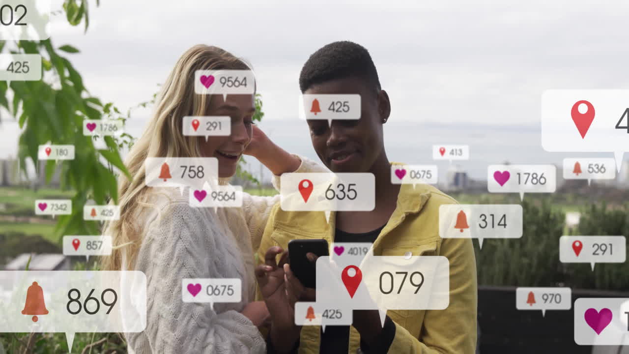notificaciones de las redes sociales animación sobre diversos amigos que usan teléfonos inteligentes al aire libre