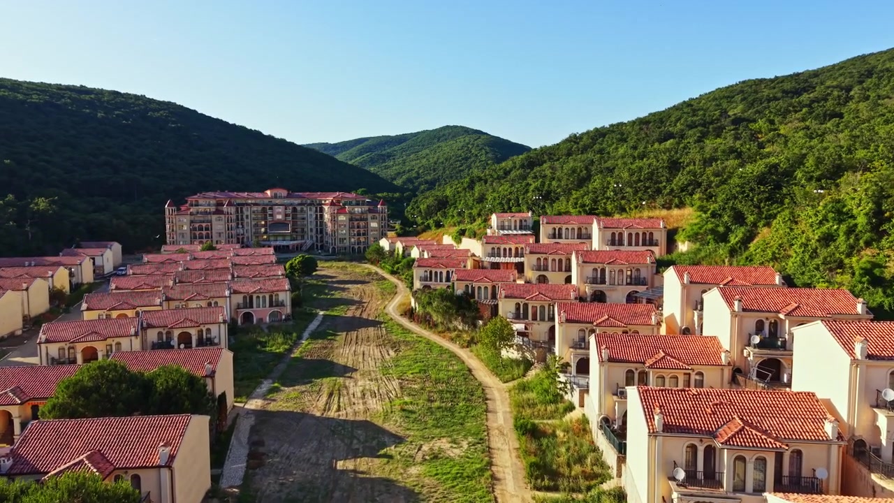 Město Elenite ukazuje škody a následky po nedávné povodni.