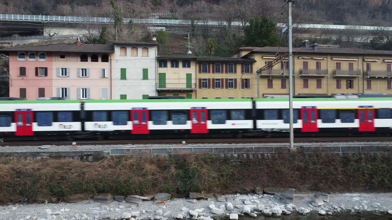 4k에서 드론으로 카폴라고 역의 촬영