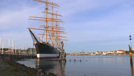 Das-Alte-Segelschiff-Passat-Liegt-Im-Hafen-Von-Lübeck-Travemünde