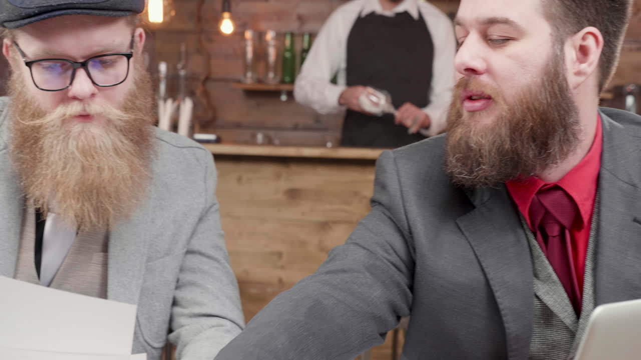 Mænd i jakkesæt ved en bar