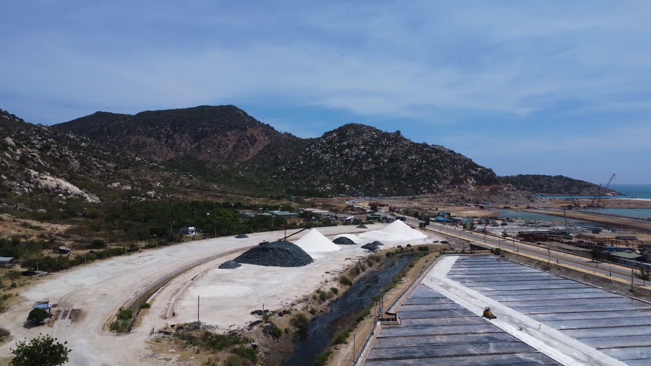 베트남 판랑 산업 염전 옆에 쌓인 수확된 소금 더미