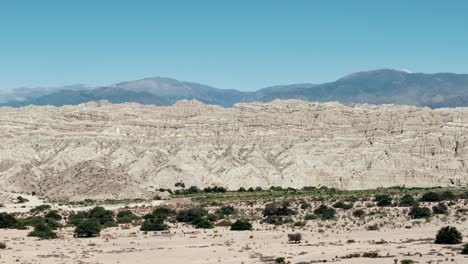 Die-Kleinen-Berge-Der-Vorkordillere-Mit-Den-Berühmten-Anden-Im-Hintergrund