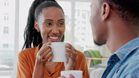 Paar-Kaffee-Trinken,-Lustige-Unterhaltung