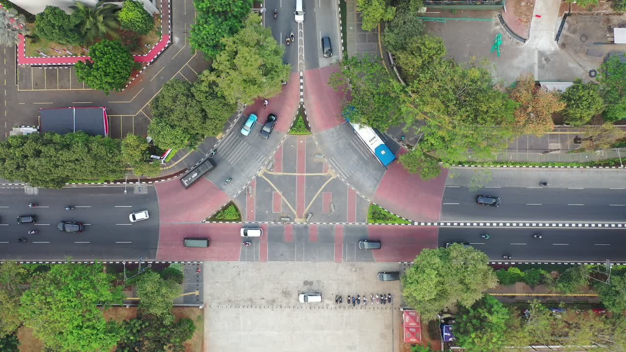 바쁜 도시 교차로 의 공중 사진