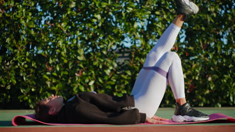 mujer haciendo ejercicio de piernas y trasero al aire libre