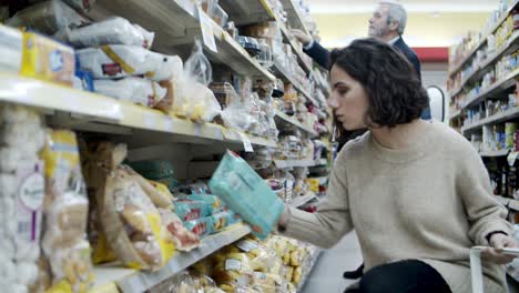 Frau-Wählt-Produkte-Im-Supermarkt-Aus