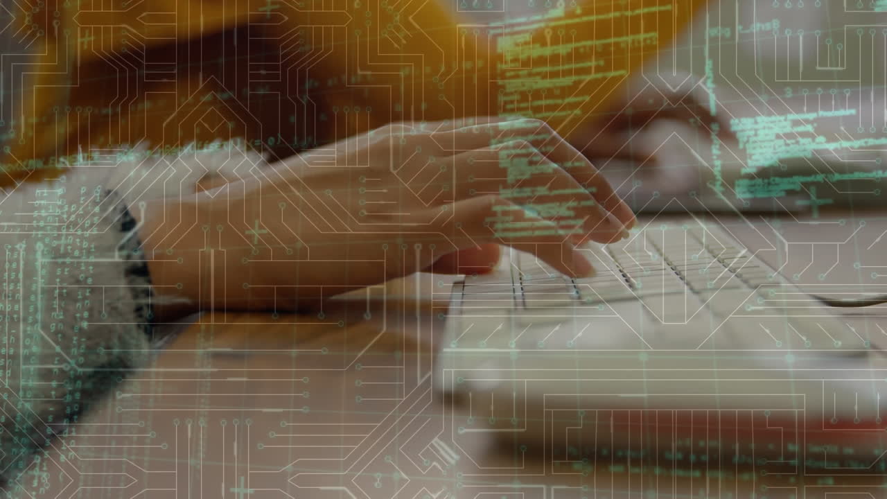 animación del procesamiento de datos sobre el empresario que trabaja en la oficina