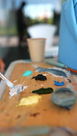 paleta de pintura con varios colores