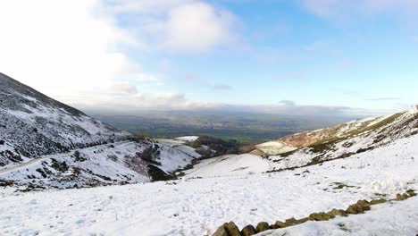 Moel-Famau-Walisisch-Schneebedecktes-Bergtal-Luftaufnahme-Kalt-Landwirtschaftlich-Ländlich-Winterwetter-Szenische-Aussicht