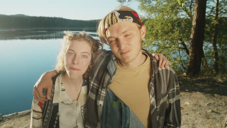 Retrato,-De,-Joven,-Feliz,-Pareja,-En,-Lakeshore