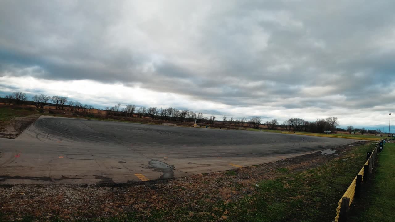 Timelapse af sportsvogne, der lærer at drifte ved Great Lakes Dragaway i Wisconsin, USA.