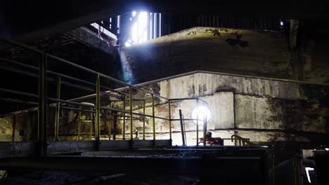 Alte-Fabrik-Mit-Durcheinander-Unordentlichem-Industrieambiente-Postapokalyptischer-Blick-Wie-In-Tschernobyl-Stadterkundung