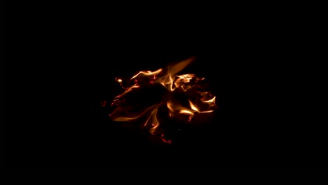 papeles ardientes con una intensa llama de fuego vibrante sobre un fondo negro