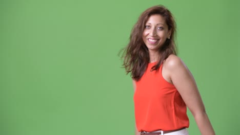 hermosa mujer de negocios contra un fondo verde