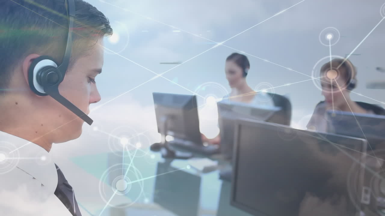 컴퓨터와 전화 헤드 ⁇ 과 연결 네트워크를 사용하는 사업가들의 애니메이션