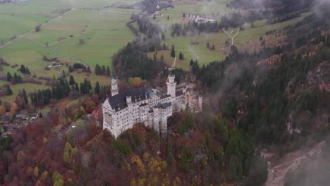 Prestigio-Castillo-De-Neuschwanstein-Con-Vistas-Al-Reino-Rural-Con-Verdes-Pastos,-Antena