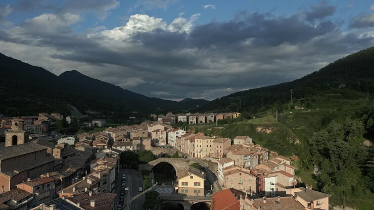 Cielo blu drammatico sopra una città catalana spagnola in estate, ripresa aerea