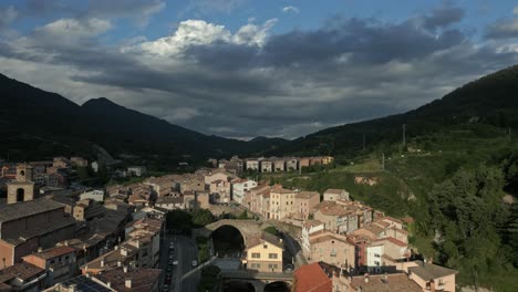 cielo azul dramático sobre una ciudad catalana española en verano, aérea