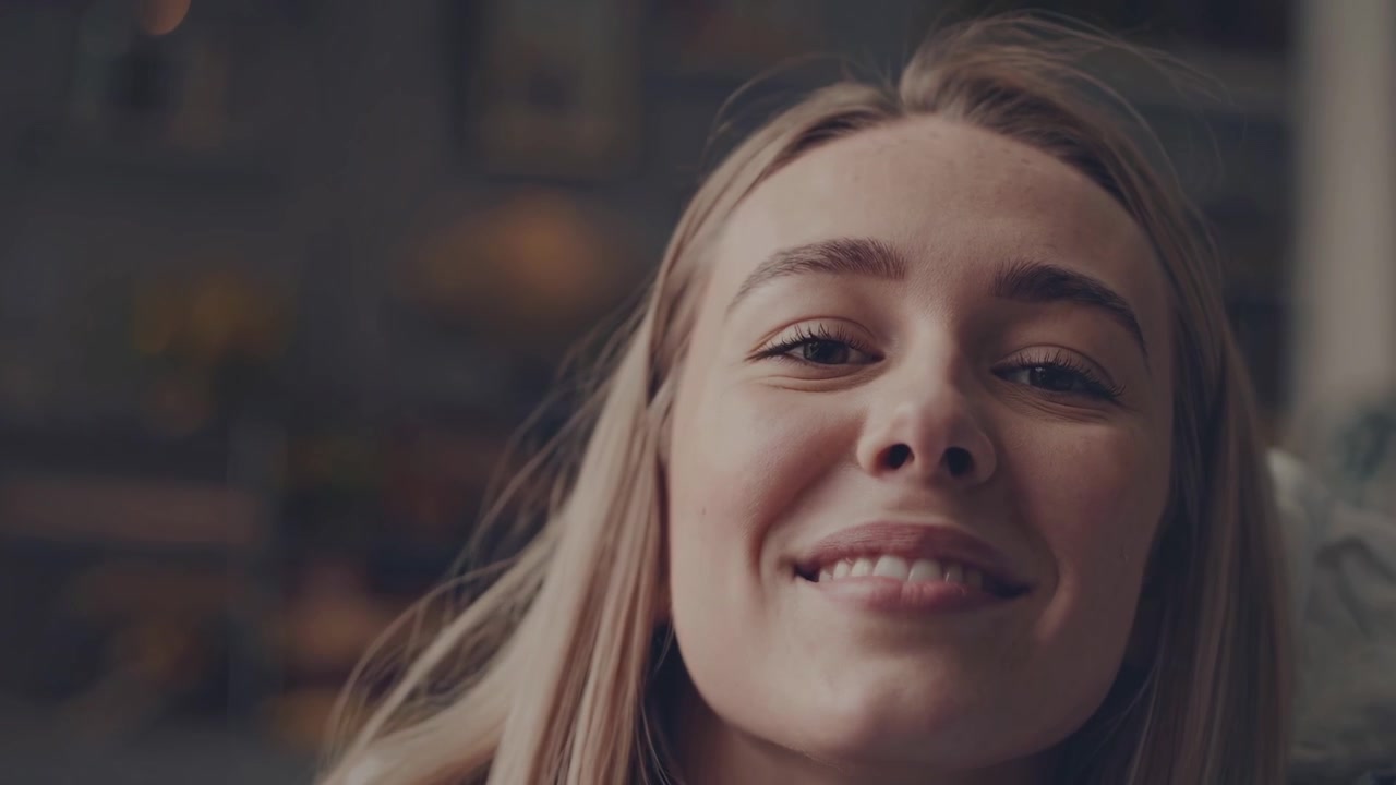 Ritratto da vicino di una giovane donna sorridente