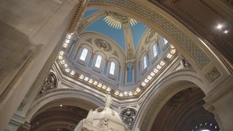 Techo-De-Intrincado-Diseño-Del-Interior-De-Una-Gran-Basílica