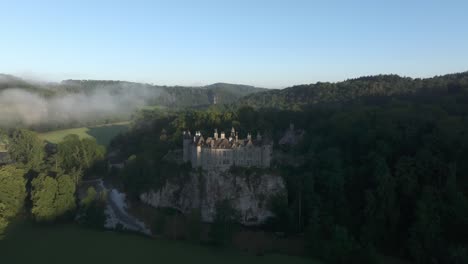 Famoso-Castillo-De-Walzin-En-Bélgica-Durante-El-Amanecer,-Aéreo