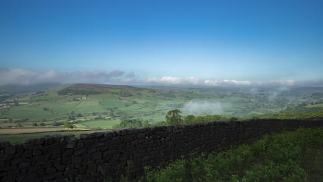 North-York-Moors-Oakley-Wall-Statischer-Zeitraffer,-Blick-über-Das-Tal-In-Richtung-Castleton,-Mit-Nebel-Im-Tal,-Der-In-Der-Morgensonne-Verdunstet