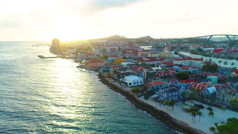 Vista-Aérea-De-La-Puesta-De-Sol-De-La-Hora-Dorada-De-4k-De-La-Ciudad-De-Willemstad-Y-El-Distrito-De-Pietermaai-En-Curacao