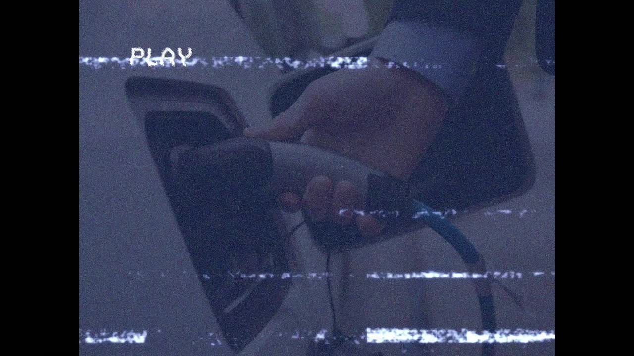 플레이 텍스트의 애니메이션과 충전 지점에서 하이브리드 전기 자동차를 연결하는 사람에 대한 간섭