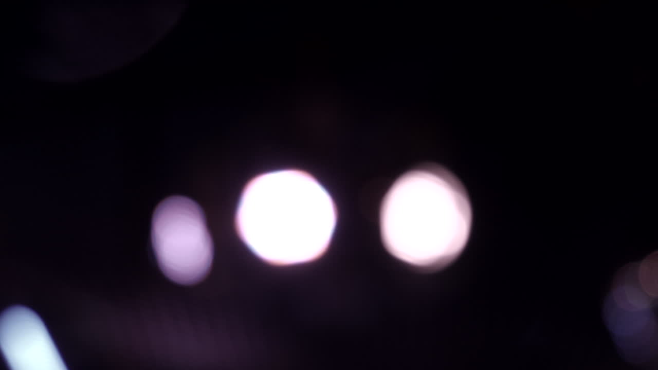 실시간으로 밤에 회전하는 파티 조명의 클로즈업 샷을 흐리게 처리합니다.