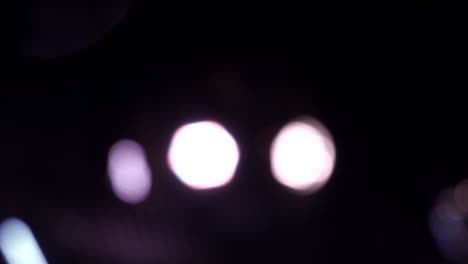 primer plano borroso de luces de fiesta giratorias por la noche en tiempo real