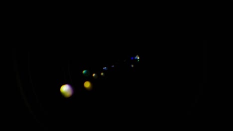 un primer plano de la lente de una cámara de video. la fuente de luz ilumina las lentes, luego entra en la oscuridad