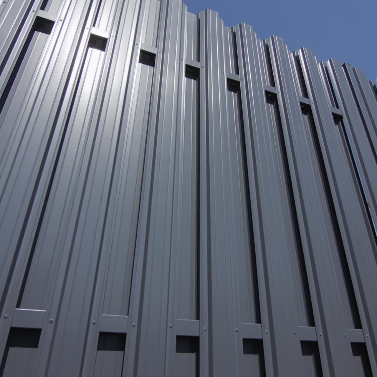 회색 금속 울타리