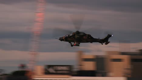 helicóptero del ejército australiano vuela más allá de la ciudad de brisbane-2