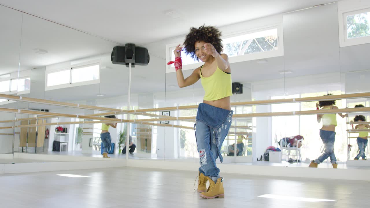 una adorable chica afroamericana bailando en el estudio