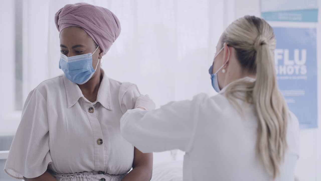 médico inyectando a un paciente con el covid19