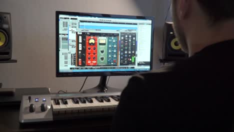 Musiker-Machen-Musik-Im-Heimstudio