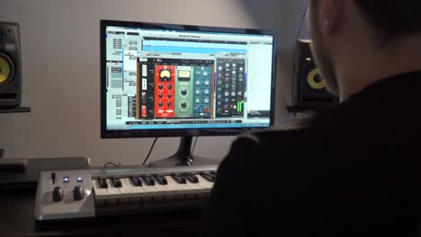 músico hacer música en casa estudio