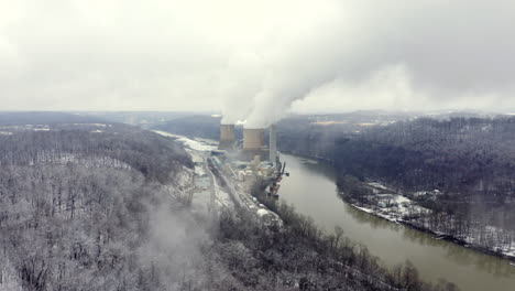 toma panorámica de una central eléctrica que quema carbón en un río