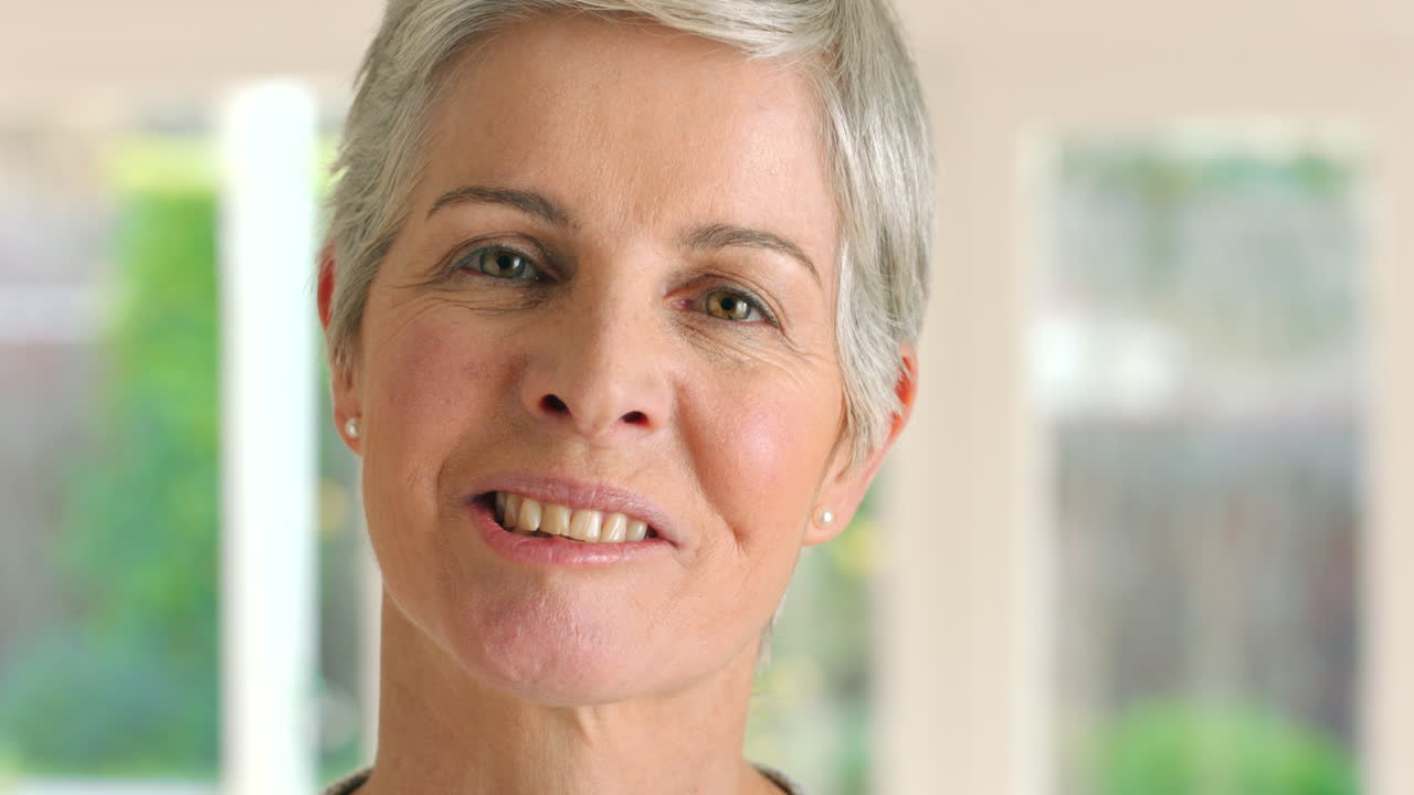 sonrisa, felicidad y retrato de una mujer mayor
