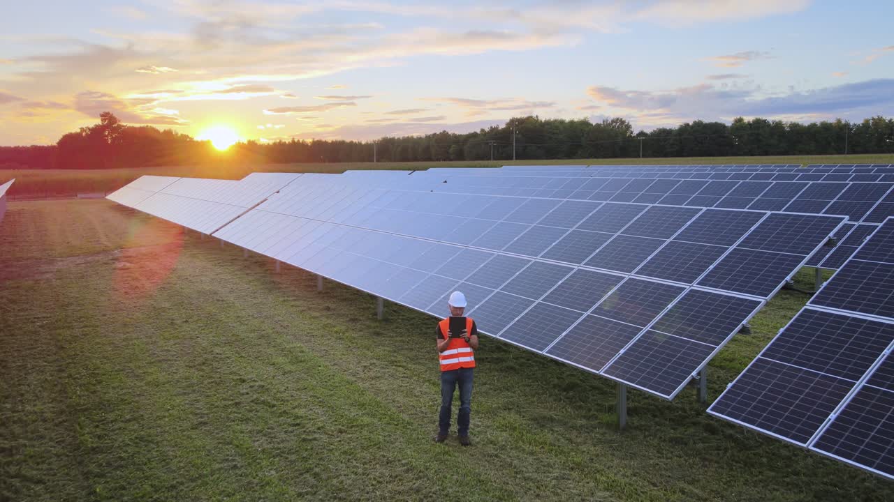 vista aérea de un técnico probando paneles fotovoltaicos durante el mantenimiento regular