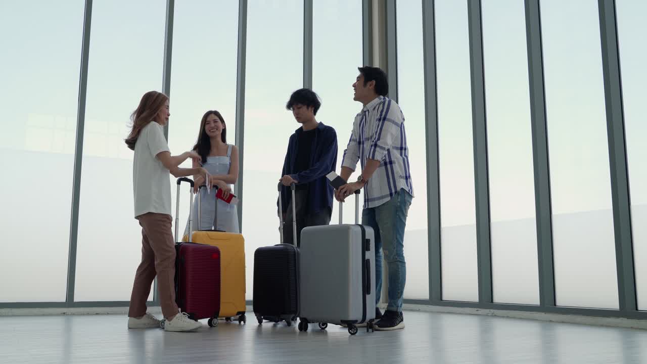 jóvenes adolescentes asiáticos se están divirtiendo mientras esperan un vuelo dentro del edificio de la sala de espera del aeropuerto.