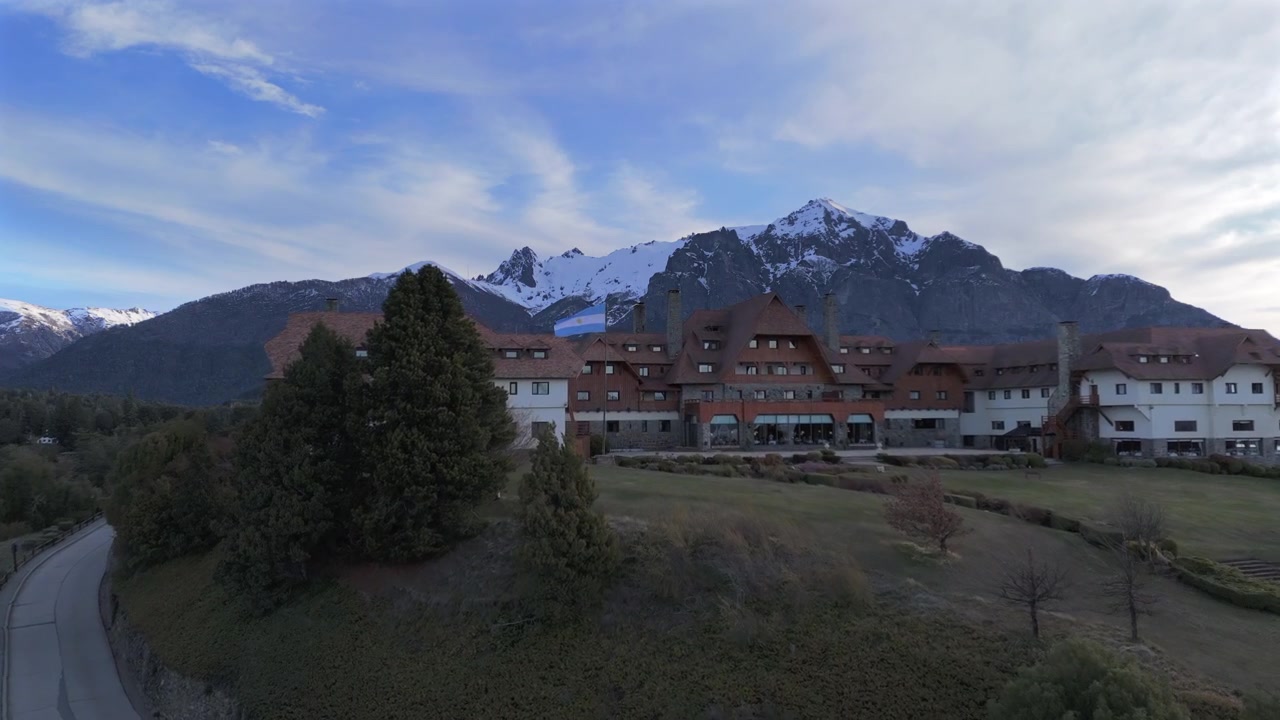 Malowniczy widok na luksusowy hotel Llao Llao z ośnieżonymi Andami w Patagonii, Argentyna