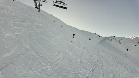 una persona esquiando en un paisaje montañoso nevado, deporte de invierno con adrenalina