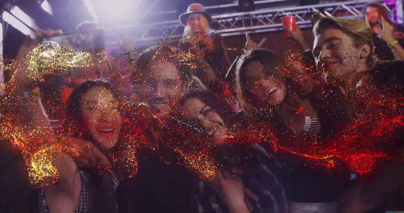 Amici che posano per un selfie a un concerto, con il telefono che attiva particelle rivelando gesti mentre controllano un clip.
