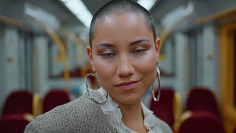 mujer elegante en el metro
