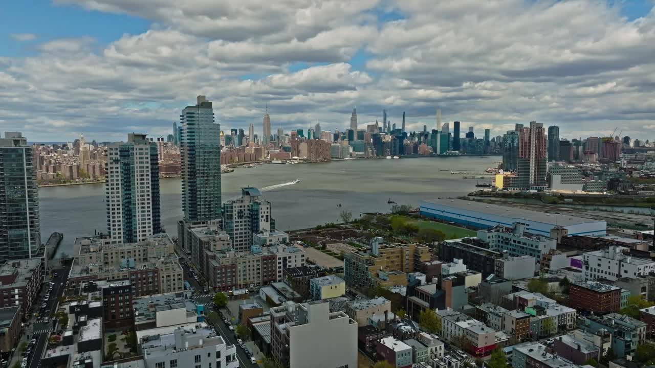 이스트 리버 뷰와 스카이라인 뷰를 가진 뉴욕 시의 미국 이웃 위의 느린 드론 비행