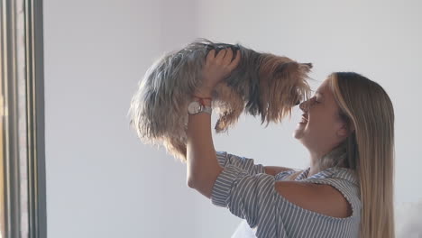 Mujer-Levantando-A-Su-Perro-En-El-Aire-Y-Besándolo